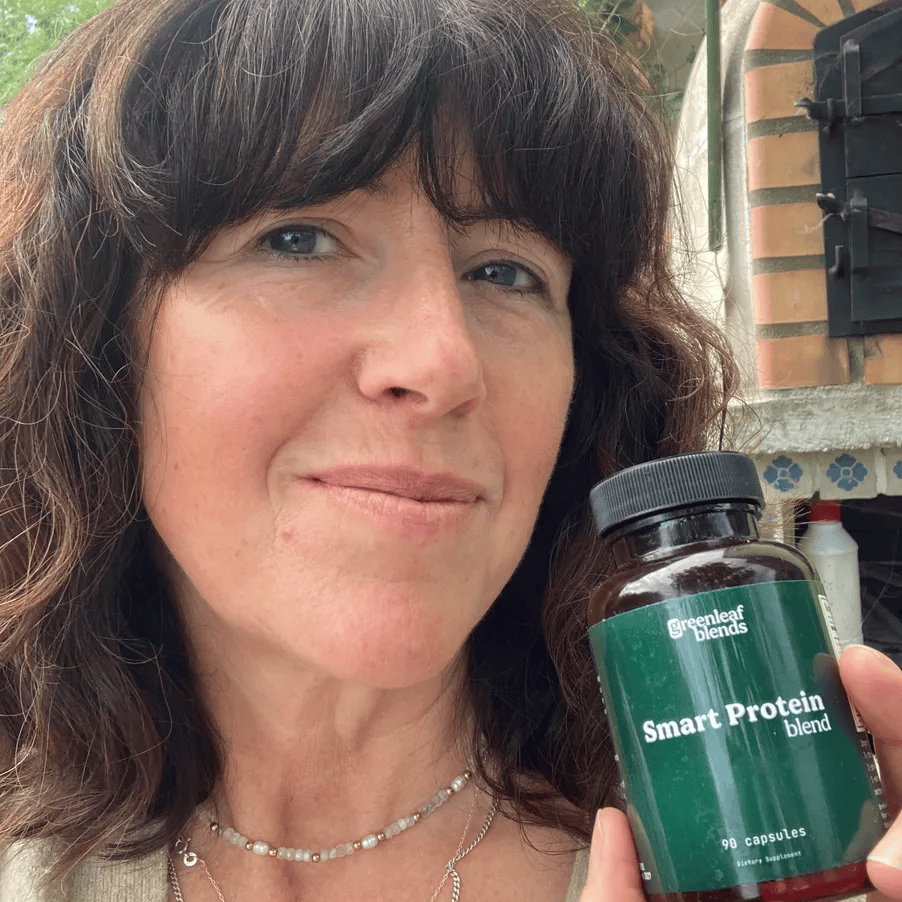 “Na een DNA-test bleek dat mijn lichaam meer eiwitten nodig had dan ik met voedsel kon opnemen... Elke keer viel ik zonder reden op straat om. Mijn gezicht was gehavend en had schaafwonden... Sinds ik er drie per dag neem, dragen mijn benen me weer goed en val ik niet meer. Ik voel me weer zelfverzekerd als ik buiten loop.” - greenleafblends